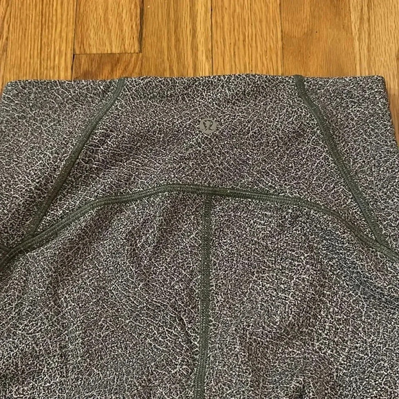 Lululemon sz 6 Train Times Crop (17") Fractal Alpine White Black / Black GUC - Picture 10 of 13